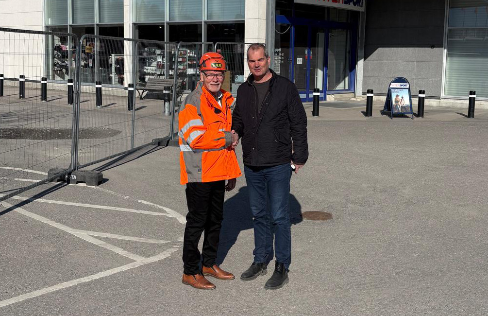 Leif skakar hand med JASAB