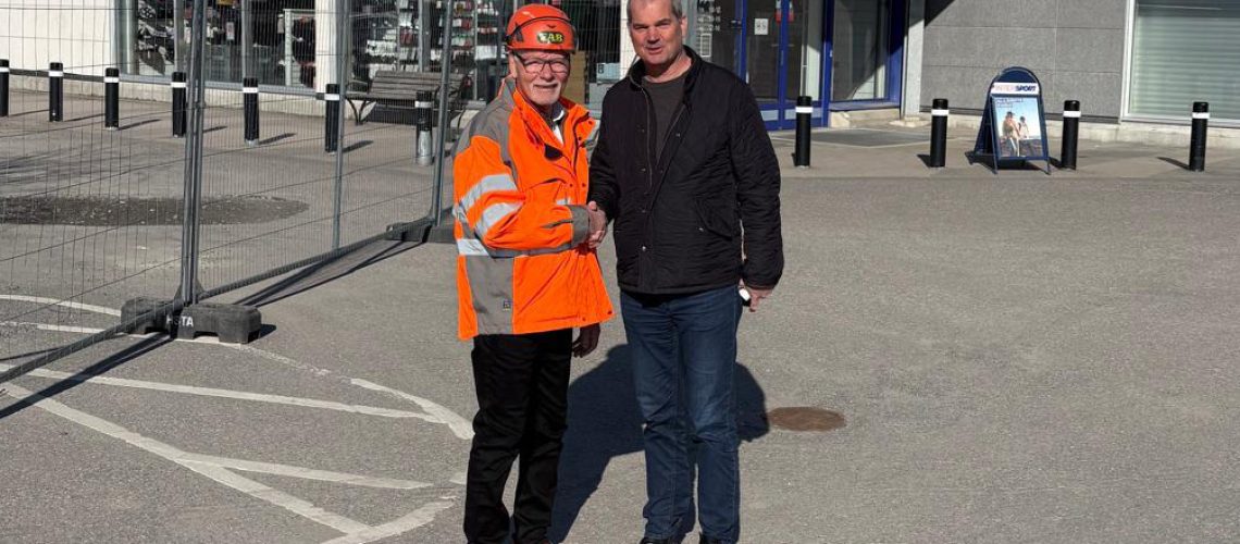 Leif skakar hand med JASAB